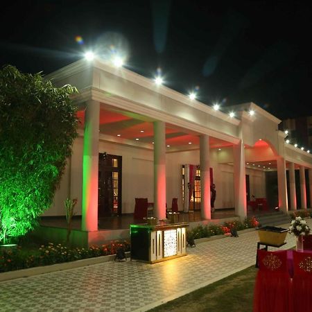 Hotel Executive Club Bareilly Exteriér fotografie