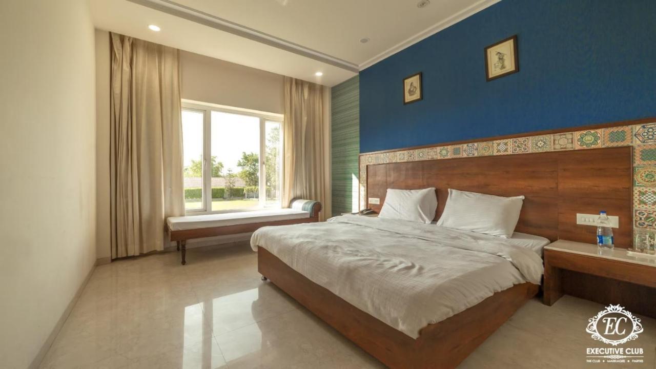 Hotel Executive Club Bareilly Exteriér fotografie