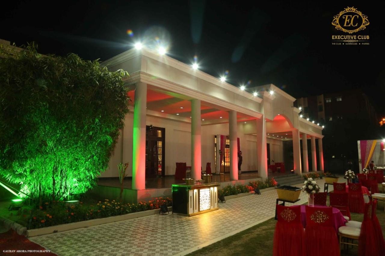 Hotel Executive Club Bareilly Exteriér fotografie